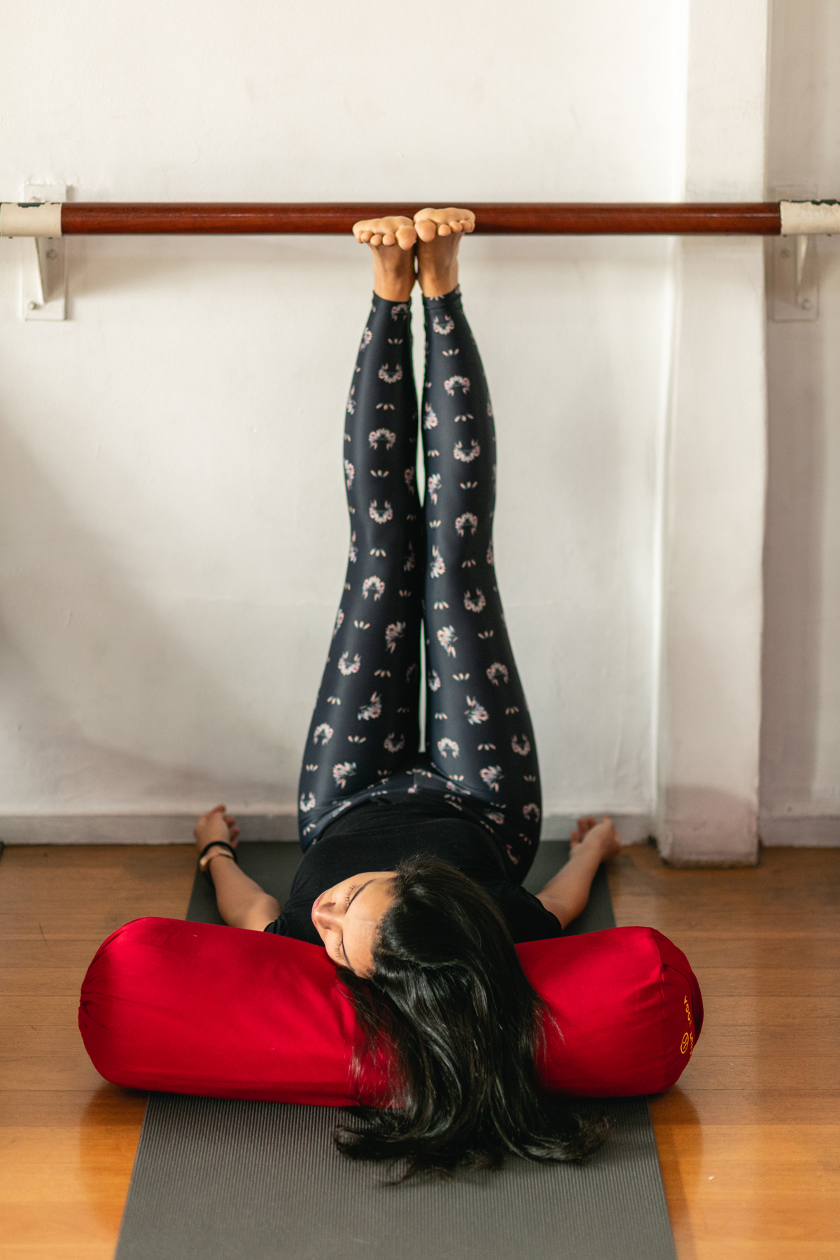 kaiut-yoga-no-portal-bemzen-pernas-para-cima-na-parede-gui-gomes